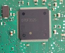 MCU  D70F3526 QFP-144